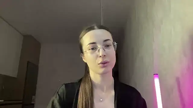 Snapshot of Feynelle chatting on 10-23-25, 09:02 Feynelle online show from 10-23-25, 09:02