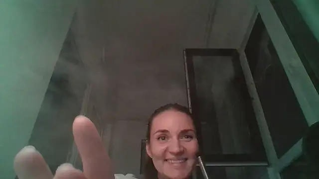 Snapshot of Tavrisse chatting on 10-24-25, 03:52 Tavrisse online show from 10-24-25, 03:52