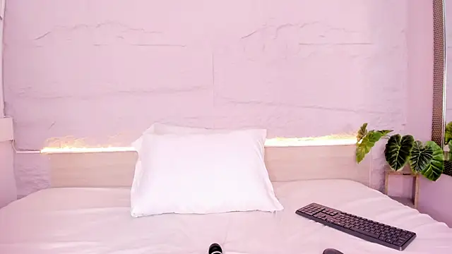 Snapshot of venusgreys1_ chatting on 11-15-25, 12:02 venusgreys1 online show from 11-15-25, 12:02