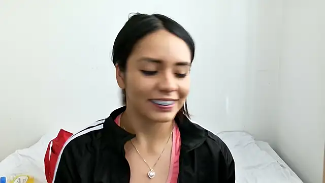 Snapshot of BellaBliss123 chatting on 10-11-25, 07:23 BellaBliss123 online show from 10-11-25, 07:23