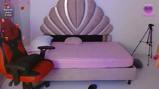 Snapshot of BlueeVelvet chatting on 10-27-25, 12:47 BlueeVelvet online show from 10-27-25, 12:47