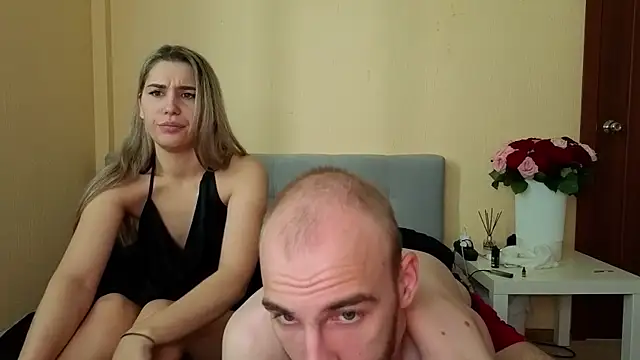 Snapshot of weddingcouple chatting on 11-10-25, 06:01 weddingcouple online show from 11-10-25, 06:01