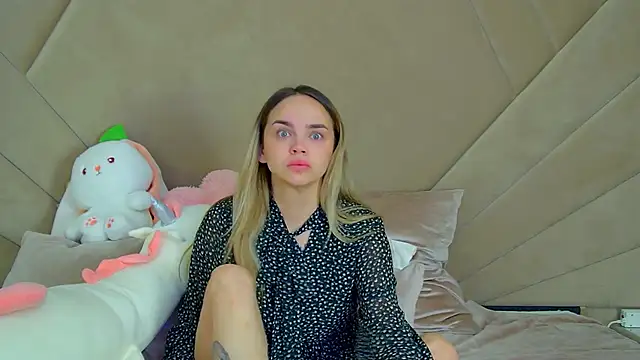 Snapshot of AnitaVenture chatting on 10-15-25, 04:34 AnitaVenture online show from 10-15-25, 04:34