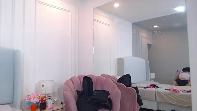 Snapshot of ChantalGarner chatting on 10-17-25, 01:25 ChantalGarner online show from 10-17-25, 01:25