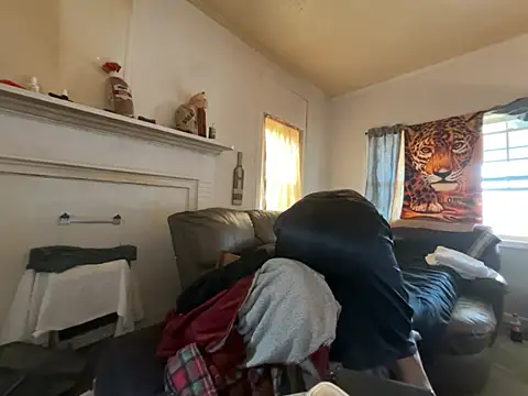 Snapshot of ThrowedWorldWide chatting on 02-19-26, 06:04 ThrowedWorldWide online show from 02-19-26, 06:04