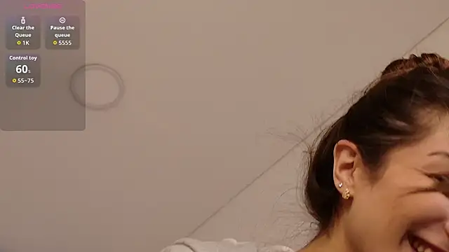 Snapshot of softly_bold chatting on 10-29-25, 12:51 softly bold online show from 10-29-25, 12:51