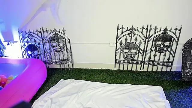 Snapshot of LiilithStone chatting on 10-15-25, 12:05 LiilithStone online show from 10-15-25, 12:05