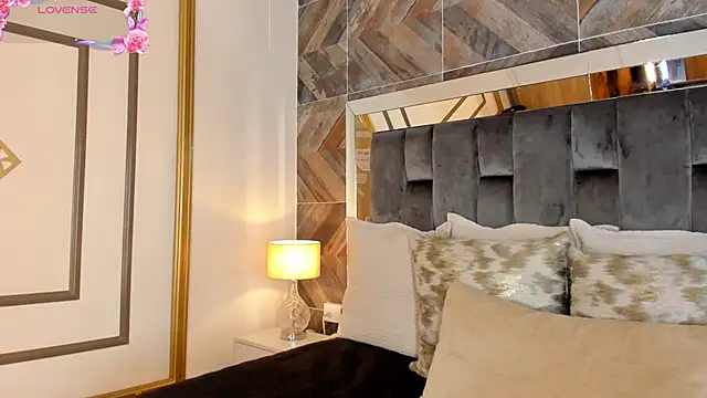 Snapshot of NaylaGrey chatting on 10-13-25, 12:05 NaylaGrey online show from 10-13-25, 12:05