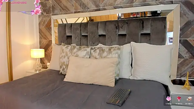 Snapshot of NaylaGrey chatting on 10-24-25, 11:39 NaylaGrey online show from 10-24-25, 11:39