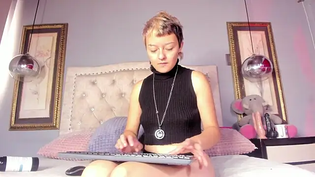 Snapshot of Baby_Punk1 chatting on 10-13-25, 01:33 Baby Punk1 online show from 10-13-25, 01:33