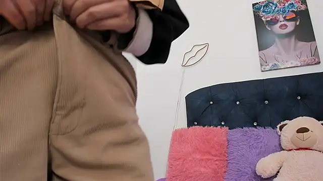 Snapshot of Kyvella_Myric chatting on 10-30-25, 08:42 Kyvella Myric online show from 10-30-25, 08:42