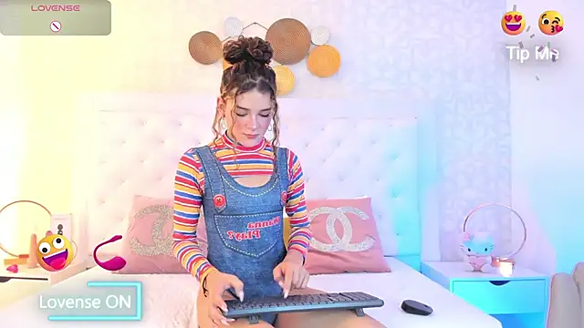 Snapshot of kendallspears_1 chatting on 10-11-25, 03:39 kendallspears 1 online show from 10-11-25, 03:39