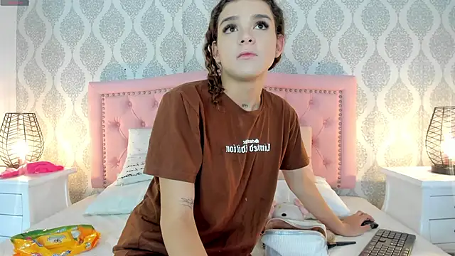 Snapshot of kendallspears_1 chatting on 11-12-25, 03:51 kendallspears 1 online show from 11-12-25, 03:51