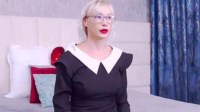 Snapshot of LoreneMoonlight chatting on 10-10-25, 08:08 LoreneMoonlight online show from 10-10-25, 08:08