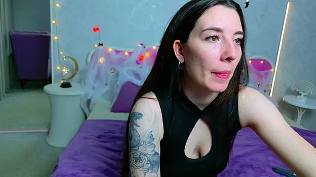 Snapshot of Curious_Lily chatting on 10-28-25, 01:09 Curious Lily online show from 10-28-25, 01:09