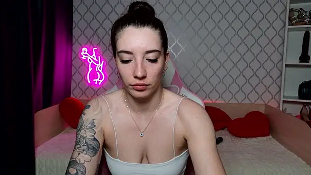 Curious Lily online show from 05-06-26, 01:03