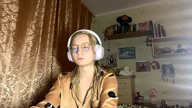 Snapshot of xX_Looola_Xx chatting on 10-02-25, 07:21 xX Looola Xx online show from 10-02-25, 07:21