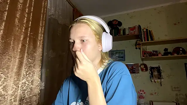 Snapshot of xX_Looola_Xx chatting on 10-03-25, 04:04 xX Looola Xx online show from 10-03-25, 04:04