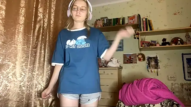 Snapshot of xX_Looola_Xx chatting on 10-04-25, 05:44 xX Looola Xx online show from 10-04-25, 05:44