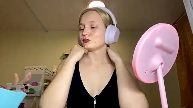 Snapshot of xX_Looola_Xx chatting on 10-18-25, 05:25 xX Looola Xx online show from 10-18-25, 05:25