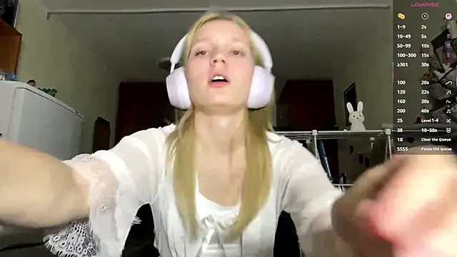 Snapshot of xX_Looola_Xx chatting on 10-27-25, 03:05 xX Looola Xx online show from 10-27-25, 03:05