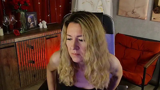 Snapshot of DonnaSmitth chatting on 05-13-26, 06:27 DonnaSmitth online show from 05-13-26, 06:27