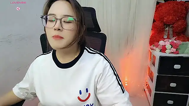 Snapshot of NEWONETO chatting on 10-15-25, 12:16 NEWONETO online show from 10-15-25, 12:16