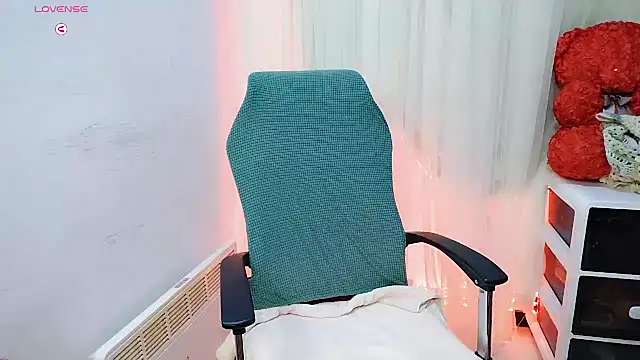 Snapshot of NEWONETO chatting on 10-20-25, 11:32 NEWONETO online show from 10-20-25, 11:32