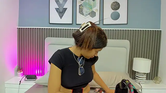 Snapshot of liz__cute chatting on 11-01-25, 11:23 liz cute online show from 11-01-25, 11:23