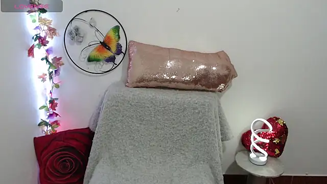 Snapshot of yourhornyjuliettee chatting on 10-09-25, 11:14 yourhornyjuliettee online show from 10-09-25, 11:14