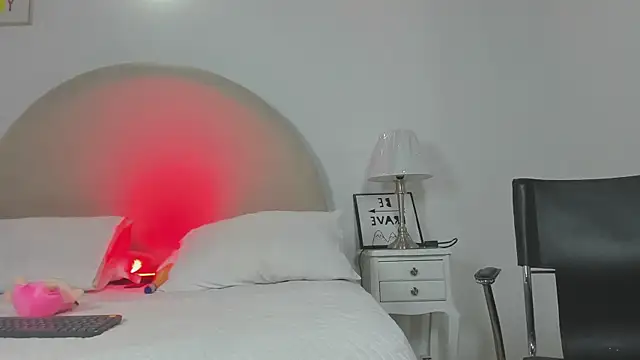 Snapshot of charlotte__queen chatting on 10-14-25, 02:29 charlotte queen online show from 10-14-25, 02:29