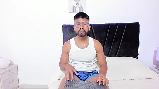 Taylormaccurdy  online show from 11-04-25, 02:27