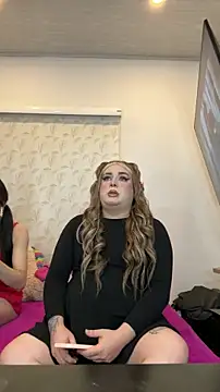 Snapshot of Redvelvett22 chatting on 10-30-25, 04:58 Redvelvett22 online show from 10-30-25, 04:58