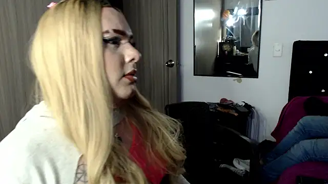 Snapshot of Redvelvett22 chatting on 11-11-25, 04:45 Redvelvett22 online show from 11-11-25, 04:45