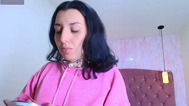 Snapshot of Iris__77 chatting on 10-15-25, 06:19 Iris 77 online show from 10-15-25, 06:19