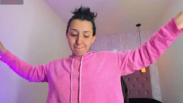 Snapshot of Iris__77 chatting on 11-08-25, 07:23 Iris 77 online show from 11-08-25, 07:23