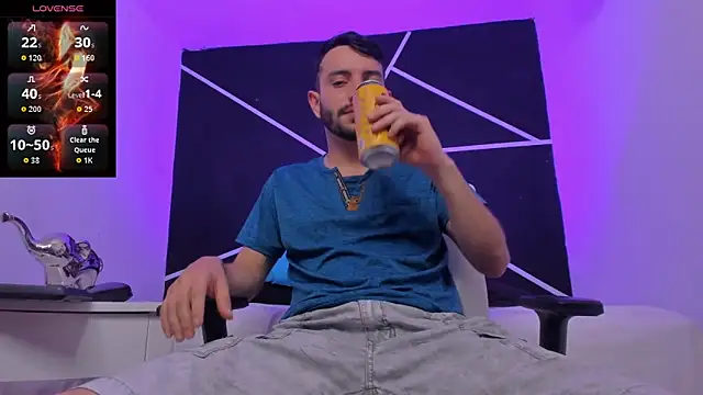 Snapshot of VynnyBlacke_ chatting on 10-13-25, 08:20 VynnyBlacke online show from 10-13-25, 08:20