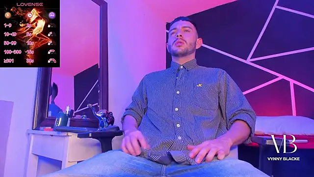 Snapshot of VynnyBlacke_ chatting on 10-29-25, 08:10 VynnyBlacke online show from 10-29-25, 08:10