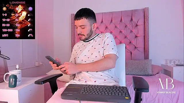 Snapshot of VynnyBlacke_ chatting on 11-04-25, 09:14 VynnyBlacke online show from 11-04-25, 09:14