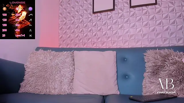 Snapshot of VynnyBlacke_ chatting on 11-06-25, 08:10 VynnyBlacke online show from 11-06-25, 08:10