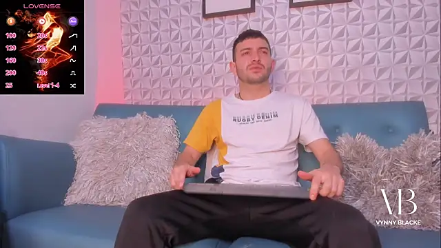 Snapshot of VynnyBlacke_ chatting on 11-10-25, 08:19 VynnyBlacke online show from 11-10-25, 08:19