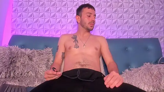 Snapshot of VynnyBlacke_ chatting on 11-14-25, 08:18 VynnyBlacke online show from 11-14-25, 08:18