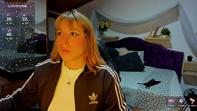 Snapshot of sophialyh_1 chatting on 10-20-25, 12:49 sophialyh 1 online show from 10-20-25, 12:49