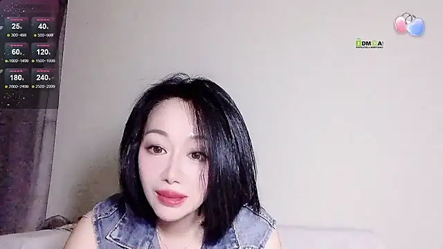 Snapshot of Smile-- chatting on 10-06-25, 10:23 Smile-- online show from 10-06-25, 10:23