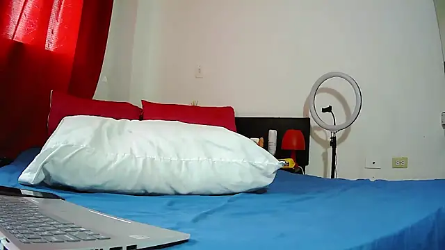 Snapshot of MissAsly chatting on 11-14-25, 04:06 MissAsly online show from 11-14-25, 04:06