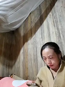 Snapshot of Tuyet_xx chatting on 10-28-25, 01:42 Tuyet xx online show from 10-28-25, 01:42