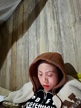 Snapshot of Tuyet_xx chatting on 10-28-25, 01:47 Tuyet xx online show from 10-28-25, 01:47