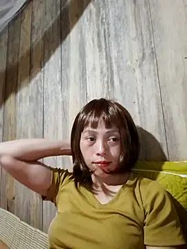 Snapshot of Tuyet_xx chatting on 10-31-25, 02:18 Tuyet xx online show from 10-31-25, 02:18