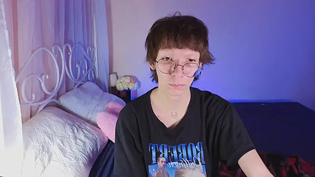 Snapshot of TommieHi chatting on 10-18-25, 12:17 TommieHi online show from 10-18-25, 12:17