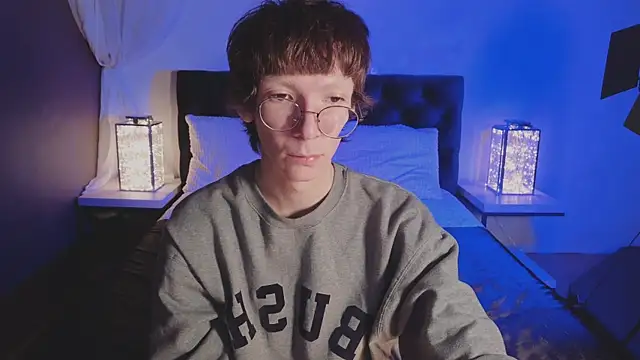 Snapshot of TommieHi chatting on 10-19-25, 12:06 TommieHi online show from 10-19-25, 12:06